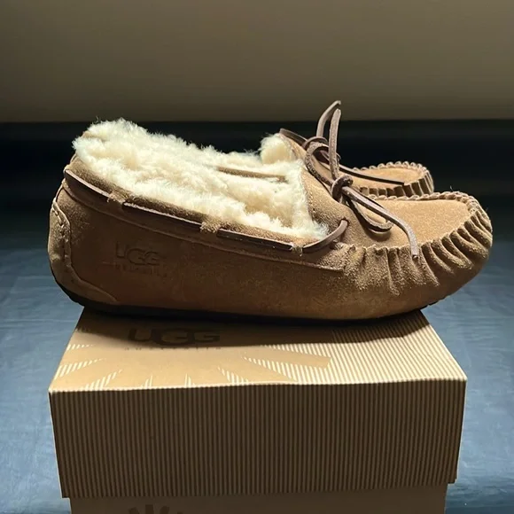 Ugg Women's Dakota Moccasin Size 5
- Chestnut Style Number 5296 - Picture 12 of 13
